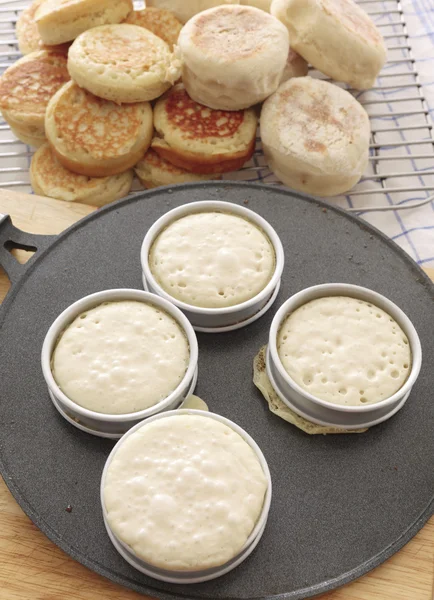 Baking crumpets on a griddle — Stock Photo, Image