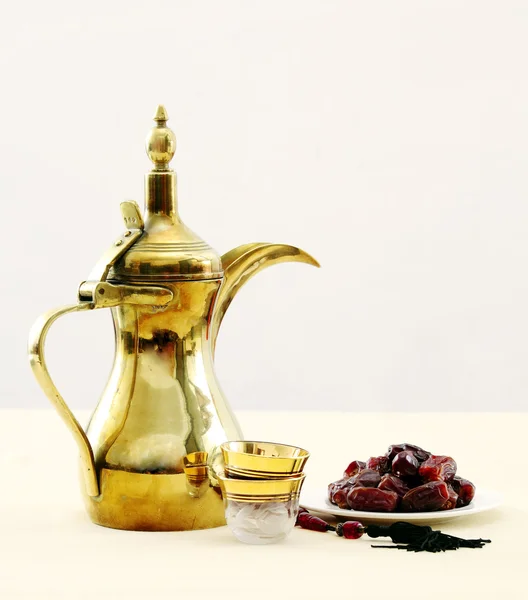 阿拉伯咖啡和日期 — 图库照片