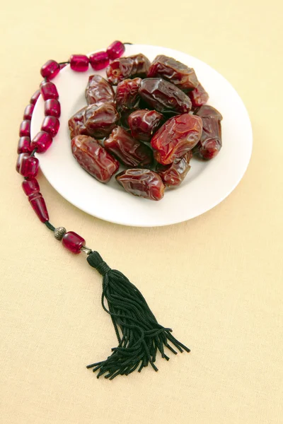 Dates and beads vertical — Stock Photo, Image