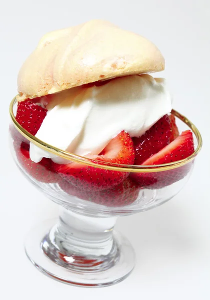 Strawberries with cream and meringue — Stock Photo, Image