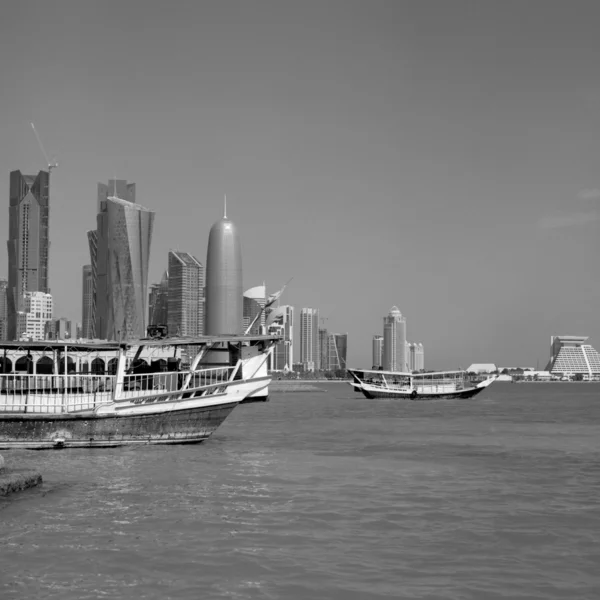 Voyage de boutre dans la baie de Doha — Photo