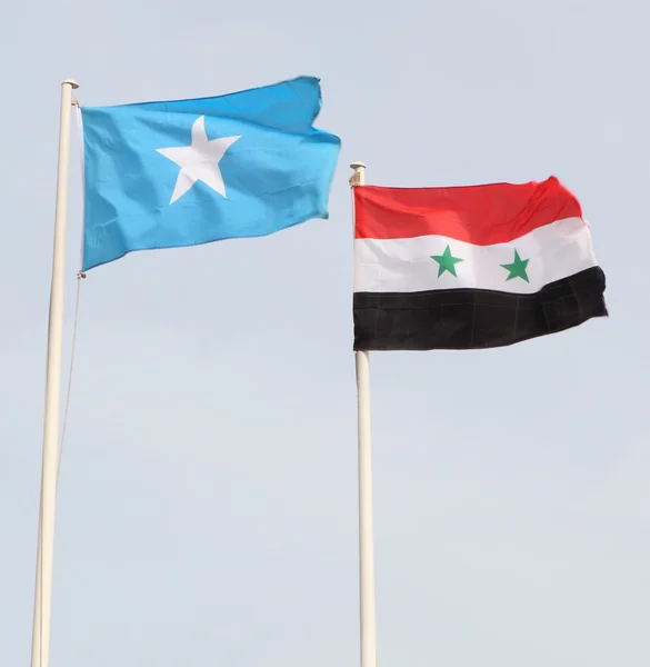 Somálské a syrské vlajky — Stock fotografie