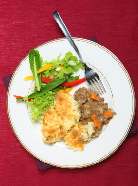 Etli börek yemek çatalı bir masa örtüsü ile