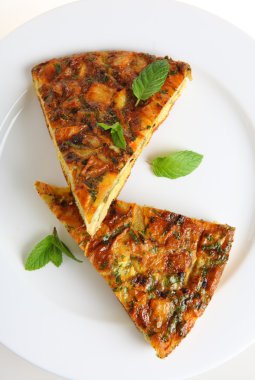 İspanyol omleti veya tortilla de patatas beyaz tabakta dilim