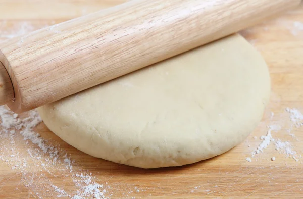 Rolling pizza dough — Stock Photo, Image