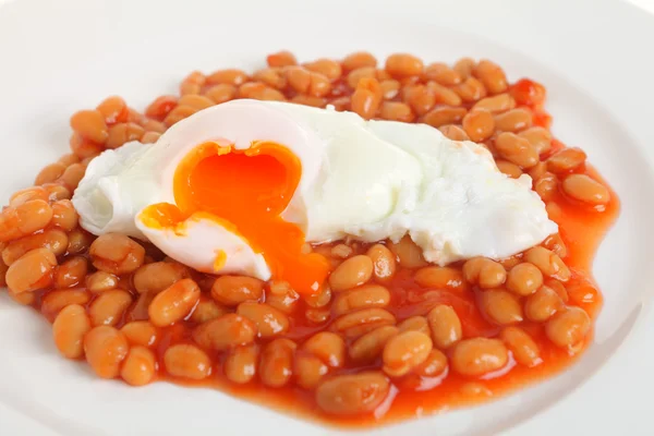 Poached egg on baked beans — Stock Photo, Image