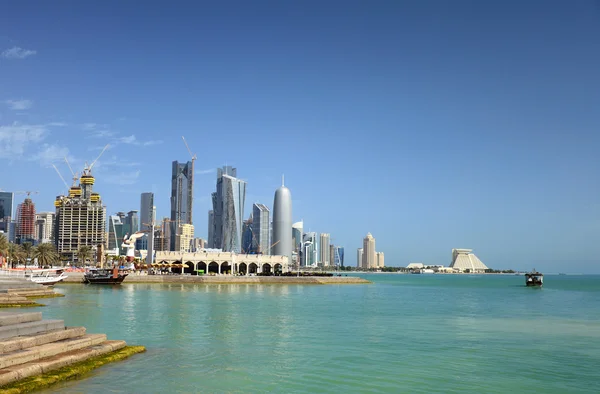 Вид на затоку Doha в Катарі, Аравії — стокове фото