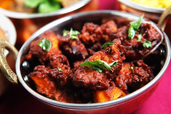 Autentica frittura di pollo Kerala guarnita con foglie di curry — Foto Stock