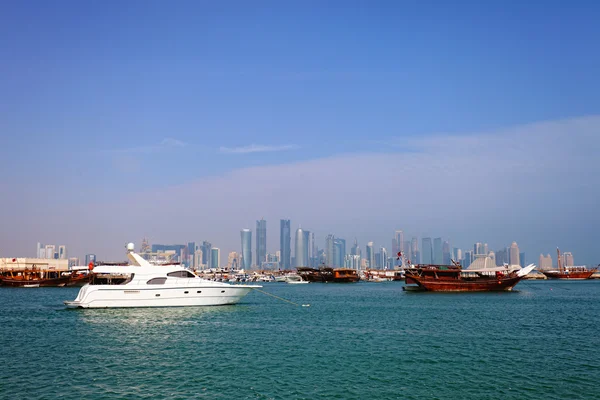 Doha qatar små båtar hamn — Stockfoto