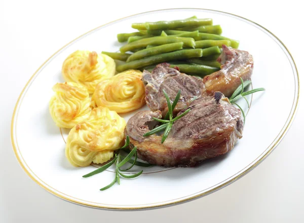 Yemek biftek, kuşkonmaz ve gözdesi bir tabak patates — Stok fotoğraf