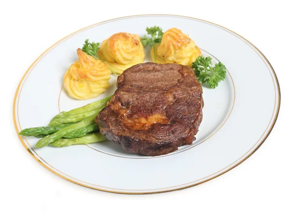 Meal of steak, asparagus and duchesse potatoes on a plate — Stock Photo, Image