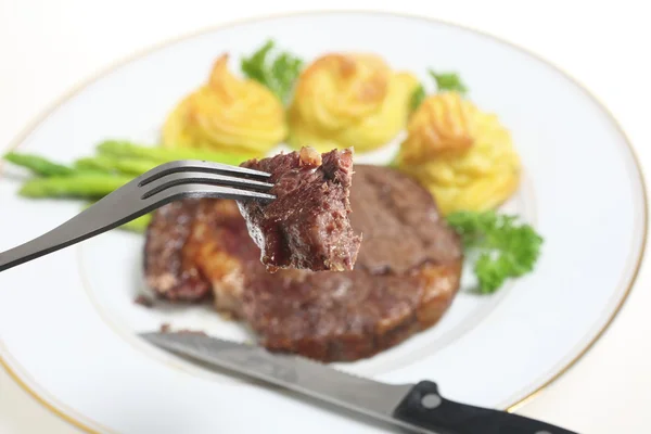 Jíst ribeye steak — Stock fotografie