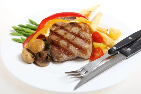 Kalfsvlees biefstuk maaltijd met bestek — Stockfoto