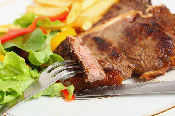 T-bone steak eten — Stockfoto