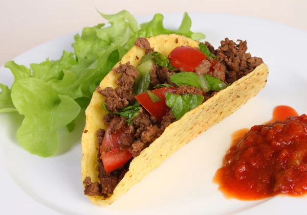 Taco en plato con salsa y lechuga — Foto de Stock