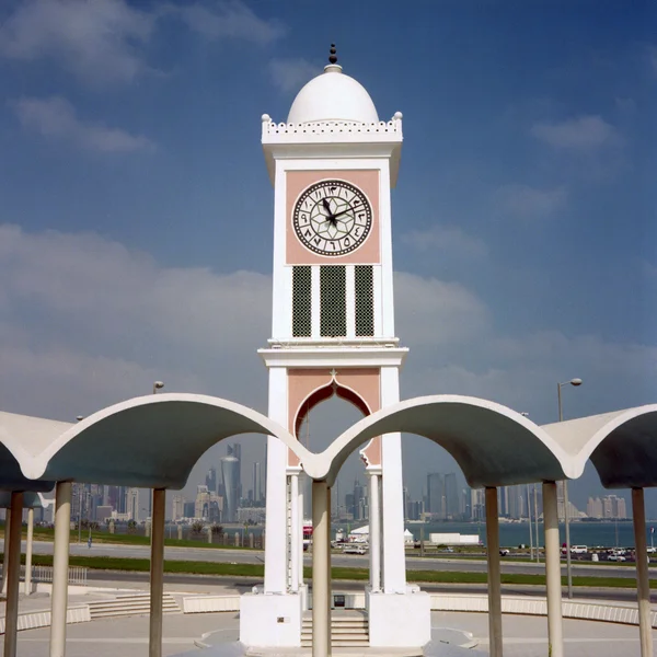 Clock tower and skyline — Stock Photo, Image