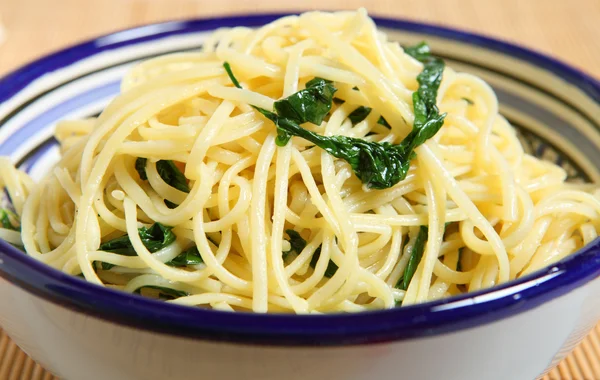 Linguine with arugula and parmesan — Stock Photo, Image