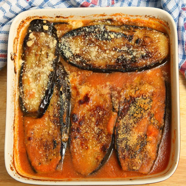 Aubergines with parmesan cheese baked in a tomato pasata sauce — Stock Photo, Image