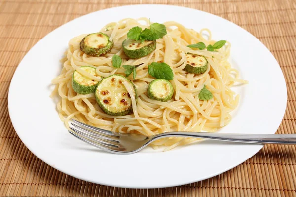 Courgettes with spaghetti and mint — Stock Photo, Image
