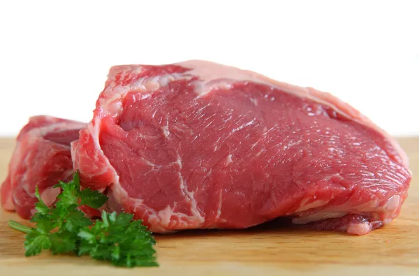 Kalvkött ytterfilé biffar på ett bräde — Stockfoto