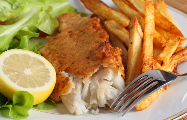 Peixe, batatas fritas e salada — Fotografia de Stock