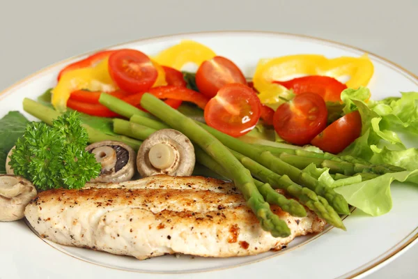 Gebratener Fisch, Spargel und Salat — Stockfoto