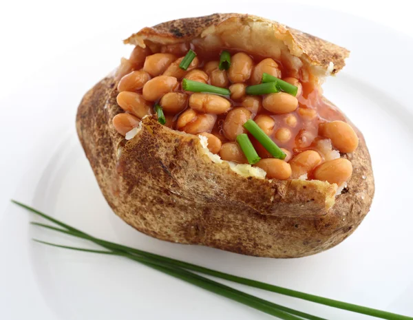 Печёная картошка с бобами — стоковое фото