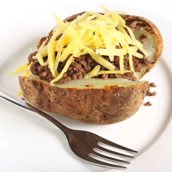 Een gepofte aardappel gevuld met gehakt rundvlees — Stockfoto