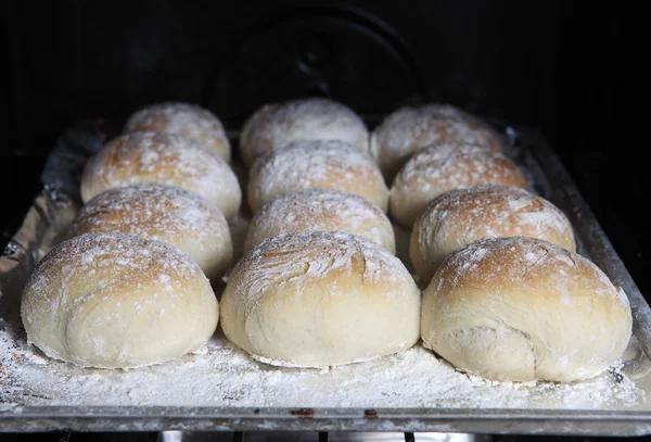 Rolos de pão no forno — Fotografia de Stock