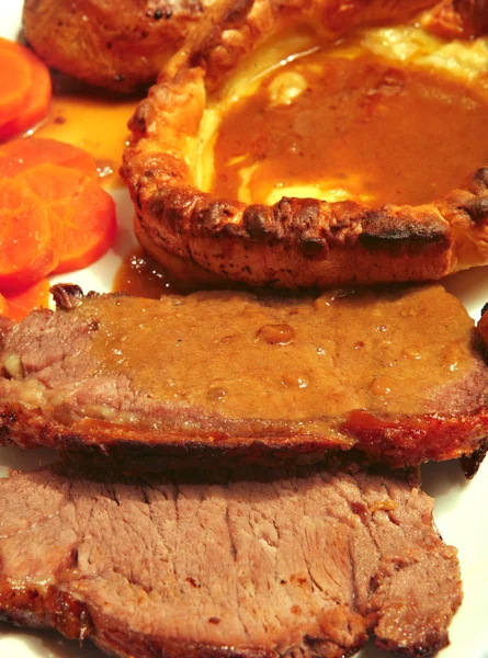 Carne asada y budín de yorkshire —  Fotos de Stock