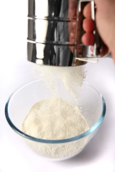 Przesiewanie mąki białej — Zdjęcie stockowe