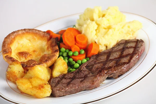 Steak, Gemüse und Yorkshire Pud — Stockfoto