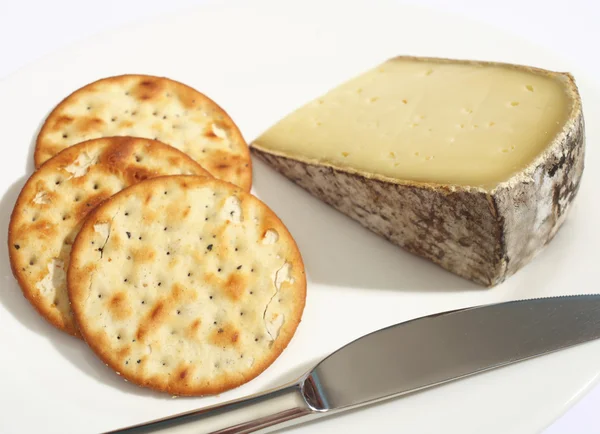 Tomme de savoie peynir ve bisküvi — Stok fotoğraf