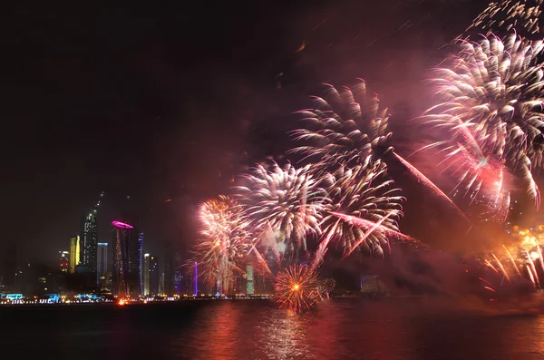 Fogos de artifício sobre Doha Bay para marcar o Dia Nacional do Catar — Fotografia de Stock