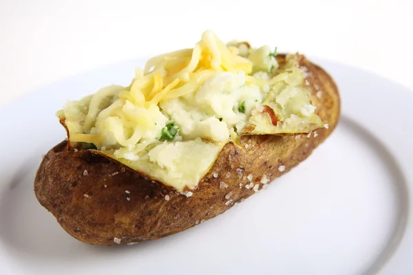 Печёная картошка на тарелке — стоковое фото