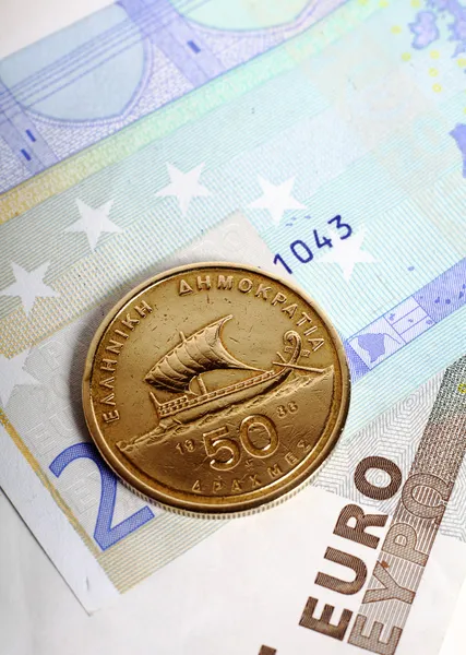Moneta da dracma sulle banconote in euro — Foto Stock