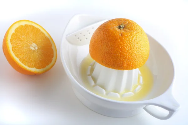 Сожмите апельсин — стоковое фото