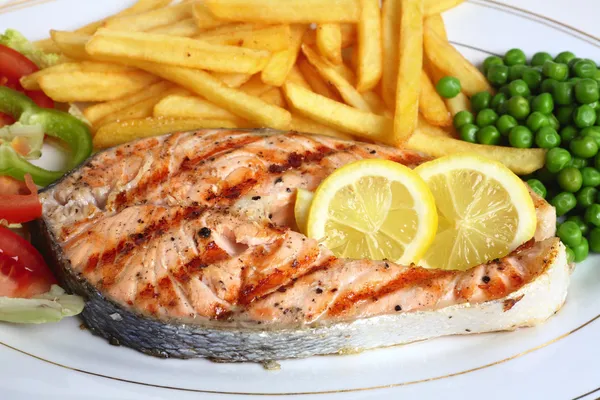 ızgara somon steak yakın çekim