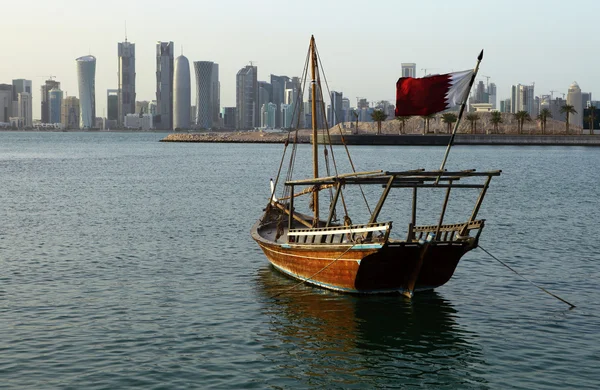 Dhow with flag and skyline — Stock Photo, Image