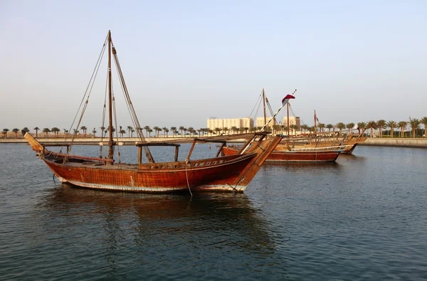各种类型的传统阿拉伯独桅帆船停泊在多哈滨海大道 — 图库照片