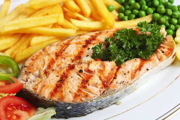 Grilled salmon steak with veg — Stock Photo, Image