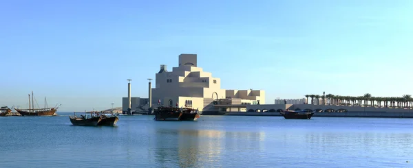 Baía de Doha e museu ao amanhecer — Fotografia de Stock