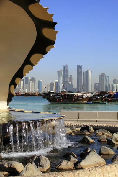 Фонтан, гавань и горизонт Дохи — стоковое фото