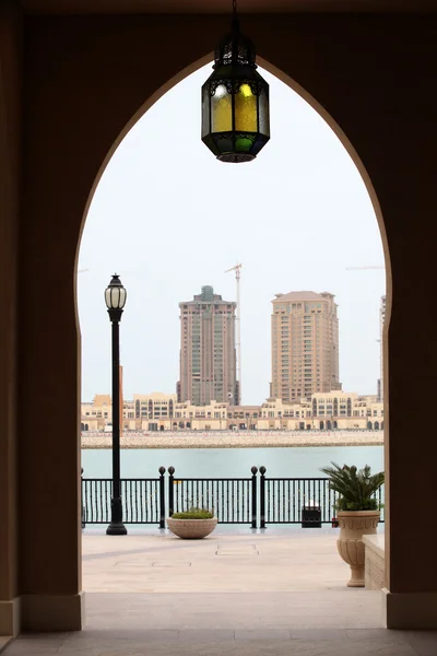 Doorway and lantern in Qatar — Stock Photo, Image