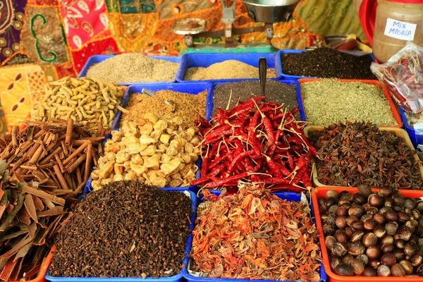 Kryddor i en indisk bazaar — Stockfoto