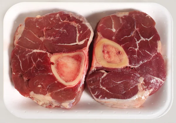 肉のトレイにオッソブーコ — ストック写真