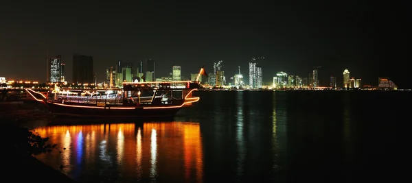 Doha corniche, gece — Stok fotoğraf
