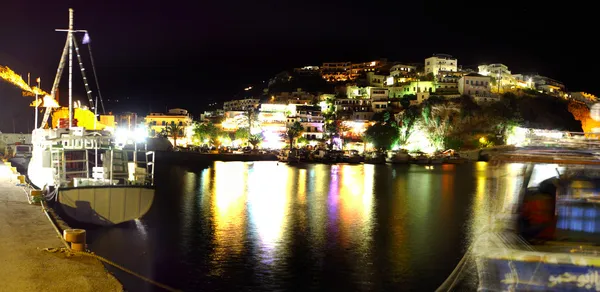 Agia galini portu w nocy — Zdjęcie stockowe