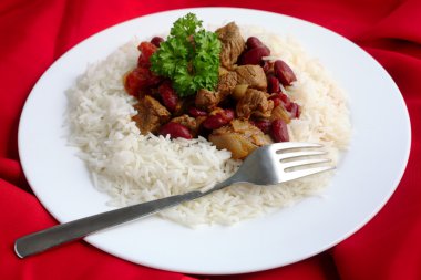 chili con carne kırmızı arka plan bez üzerine tabak