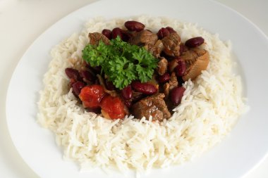 Chili con carne pirinç, beyaz zemin üzerine